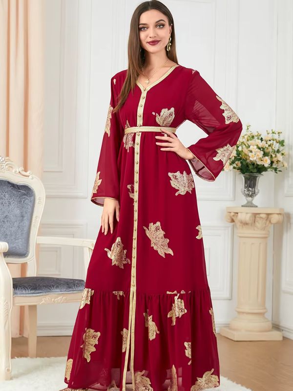 Femme posant avec un caftan rouge orné
