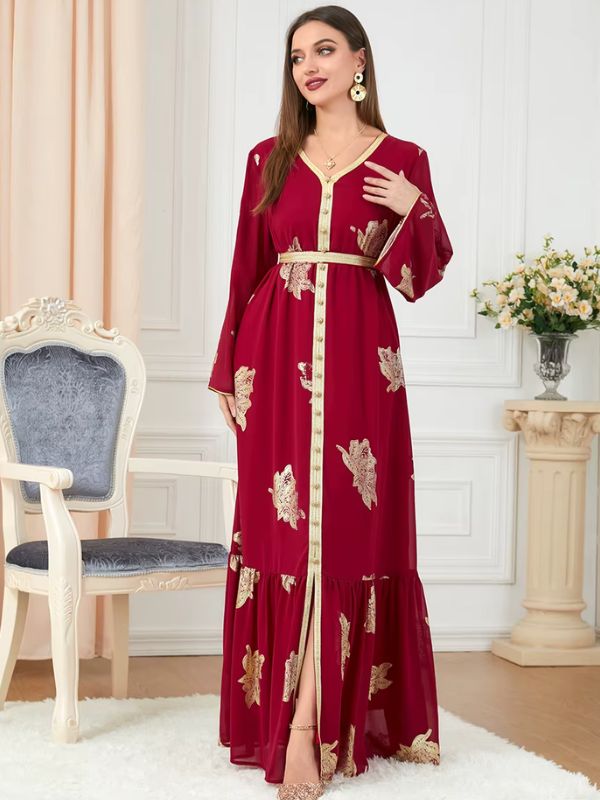 Femme posant avec un caftan rouge orné