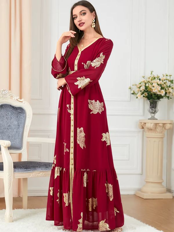 Une femme souriante portant un caftan rouge à manches larges