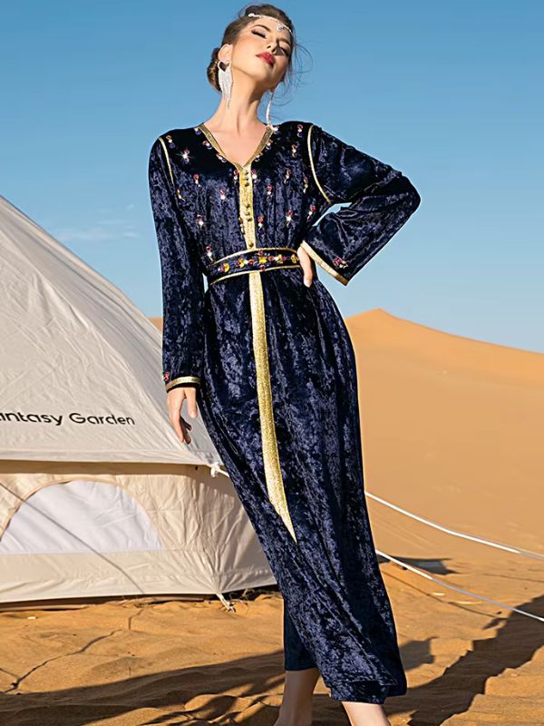 Femme en caftan de mariage bleu