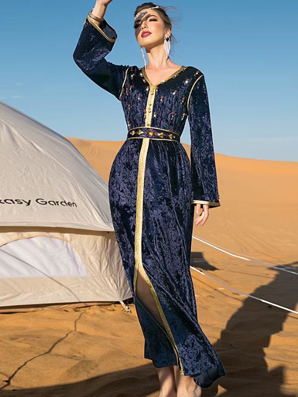 Femme en caftan de mariage bleu