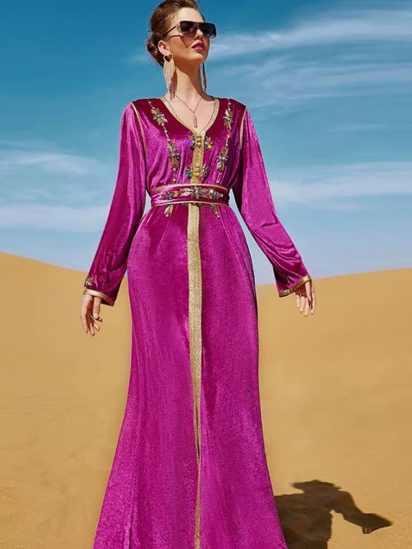 Femme qui porte un caftan couleur prune