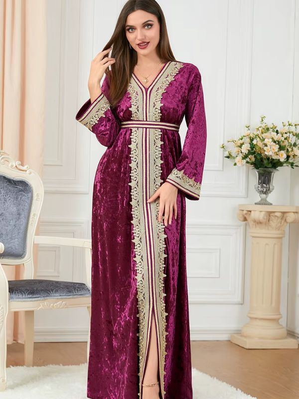 Femme portant un caftan algérien de mariage en velours prune