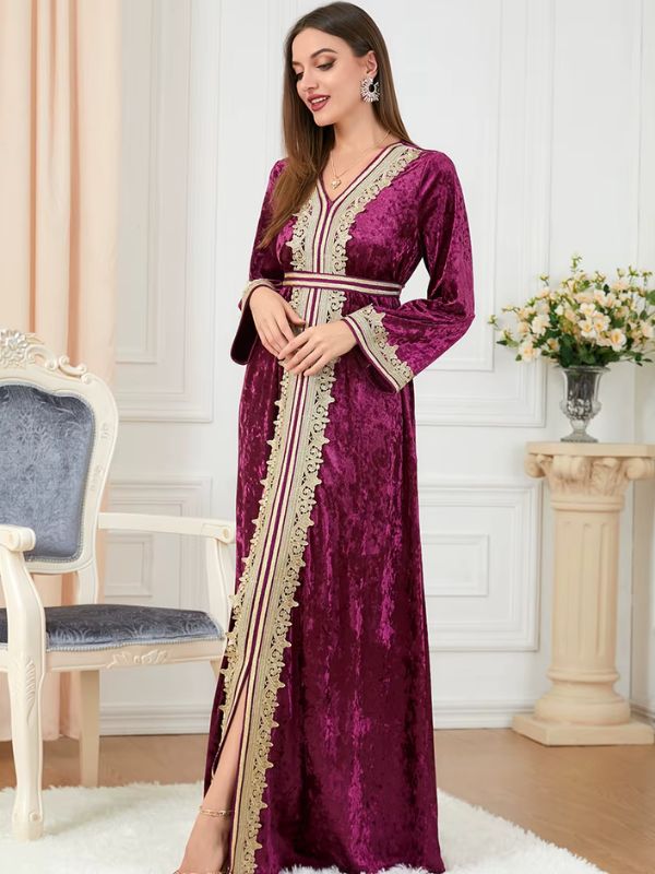 Femme portant un caftan algérien de mariage en velours prune
