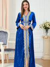 Femme portant un caftan algérien mariage en velours bleu royal