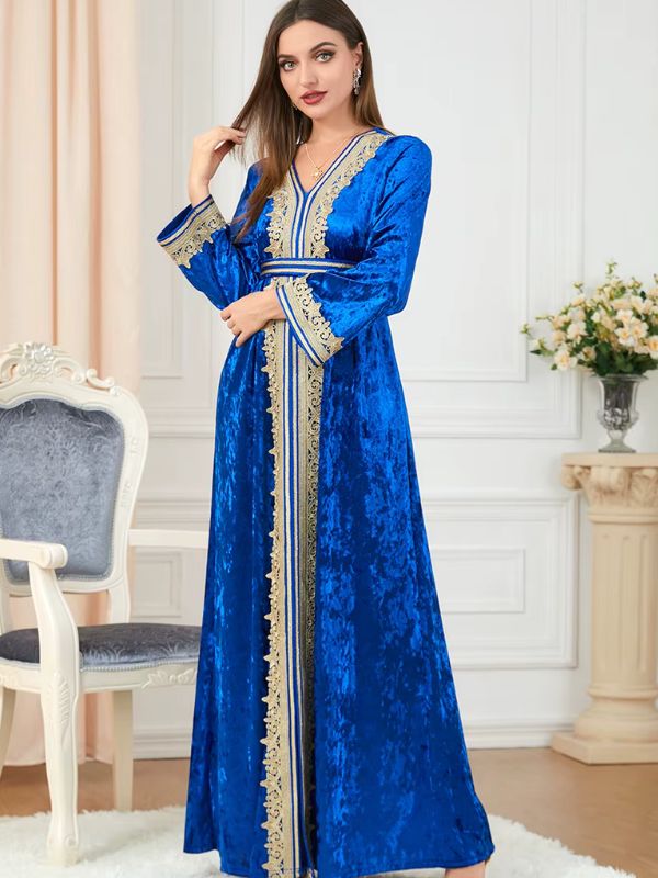 Femme debout posant avec un caftan algérien en velours bleu royal