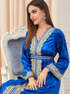 Femme assise posant avec un caftan algérien en velours bleu royal