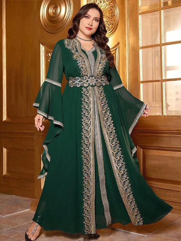 Femme qui est vêtue d'un caftan grande taille vert