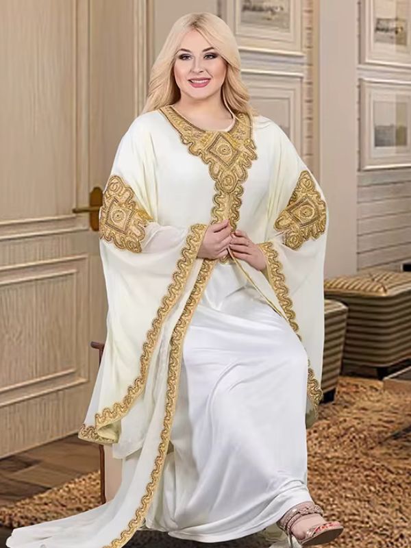 Une femme porte un caftan de couleur blanc
