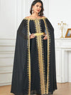 Femme portant une élégant caftan de luxe de couleur noir avec des broderies dorées