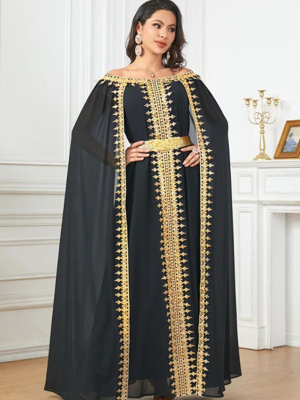 Femme présent son caftan noir de luxe avec des broderies en or