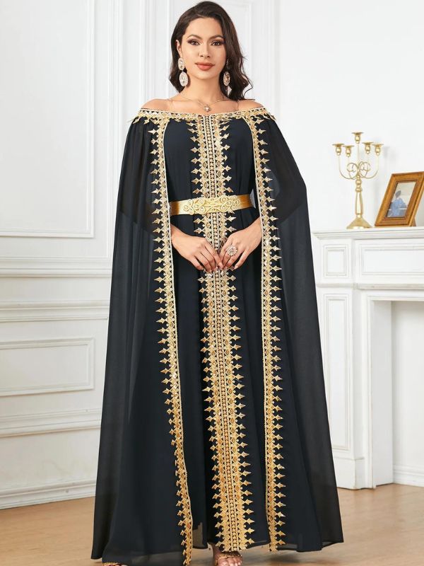 Femme présent son caftan noir de luxe avec des broderies en or