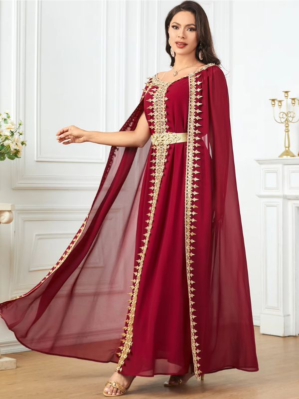 Femme qui porte un sublime caftan rouge rubis dans un intérieur royal