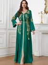 Femme qui porte un fabuleux caftan de luxe de couleur vert émeraude