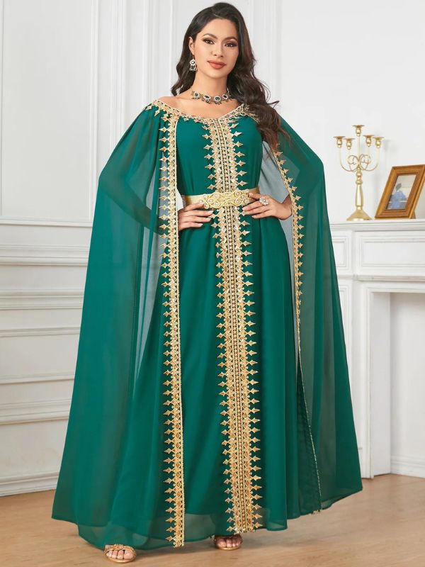 Une femme porte un beau caftan de luxe vert saphir