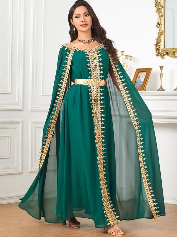 Une femme porte un beau caftan de luxe vert saphir