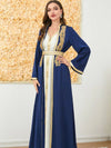 Une femme expose son sublime caftan de mariage de couleur bleu et blanc