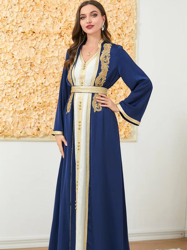 Une femme porte un caftan de mariage bleu et blanc