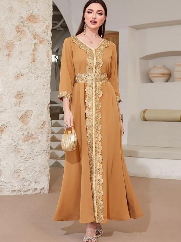 Une femme en caftan de mariage couleur or