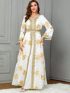 Femme qui porte un caftan blanc pour un mariage