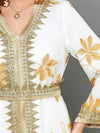 Vue rapprochée d&#39;un caftan blanc aux motifs floraux en or