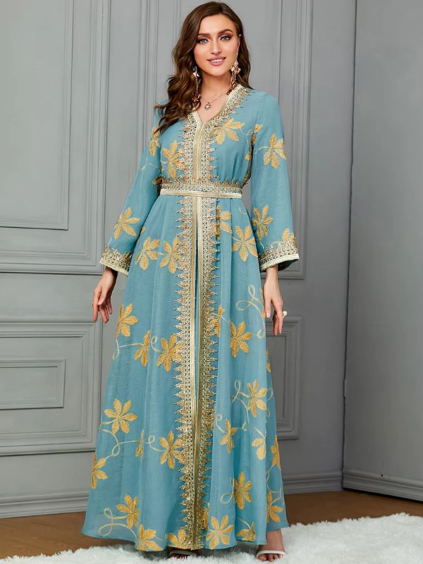 Une femme porte un très beau caftan oriental