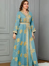 Dans une pièce vintage une femme porte un caftan de couleur bleu