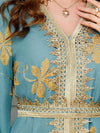 Détails d&#39;un caftan aux broderies en or