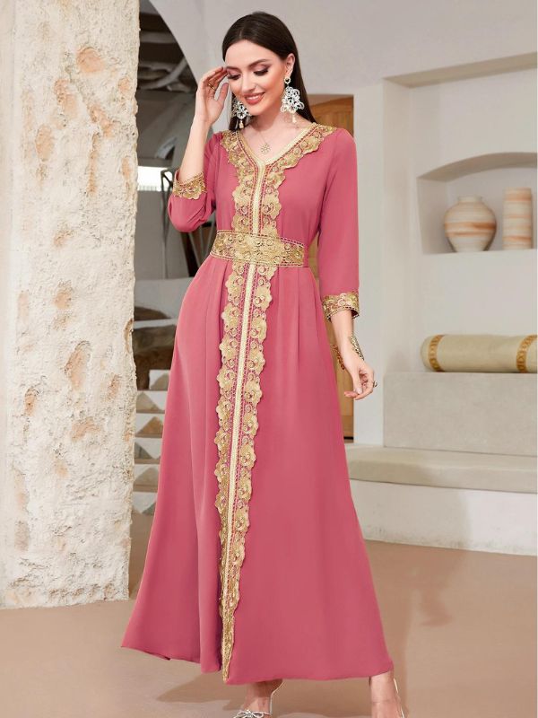 Femme qui porte un caftan de mariage rose antique