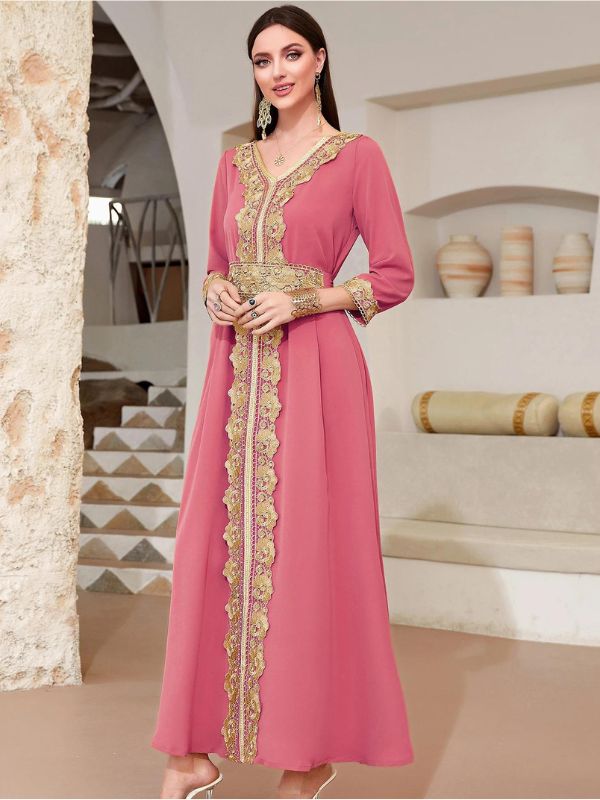 Femme qui porte un caftan de mariage rose antique