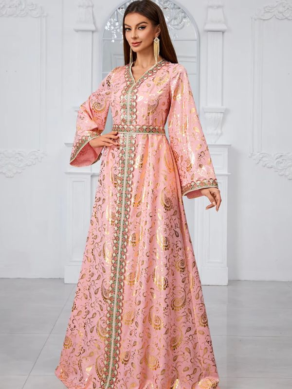 Une jolie femme marocaine porte un sublime caftan royal rose