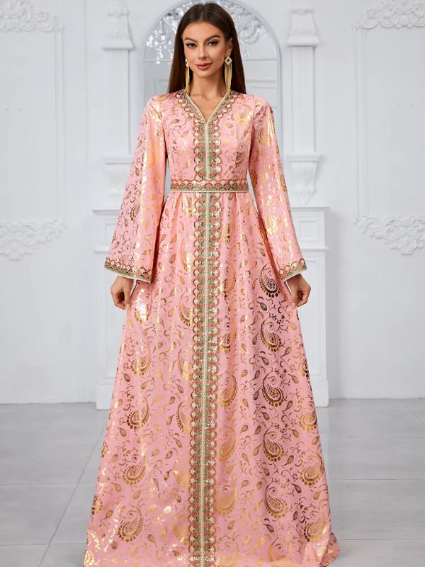 Une femme est vêtue d&#39;un caftan traditionnel de couleur rose