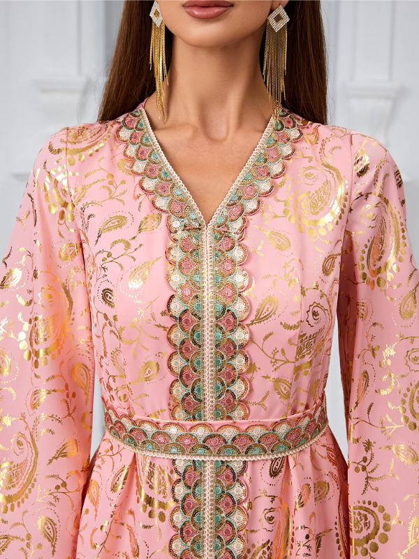 Femme qui porte un jolie caftan de mariage