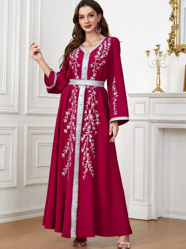 Femme de face qui porte un caftan