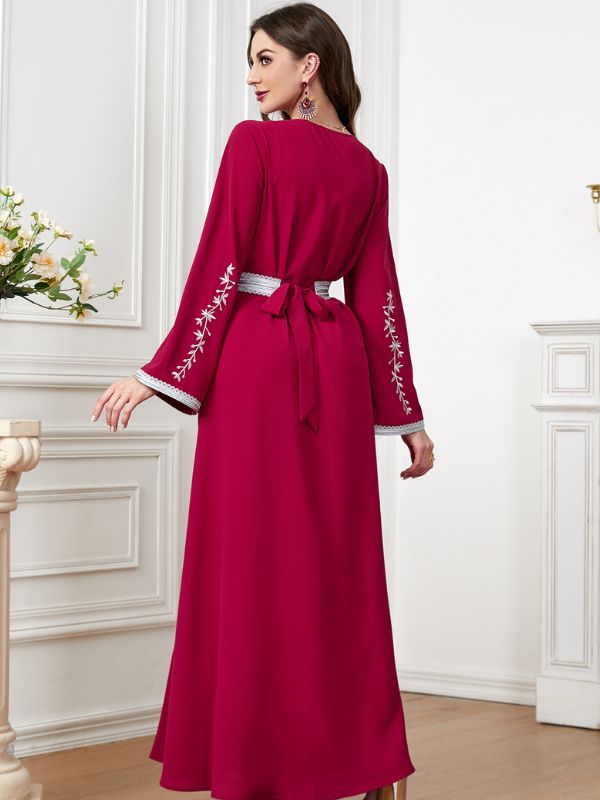 Femme qui montre l&#39;arrière de son caftan à la caméra