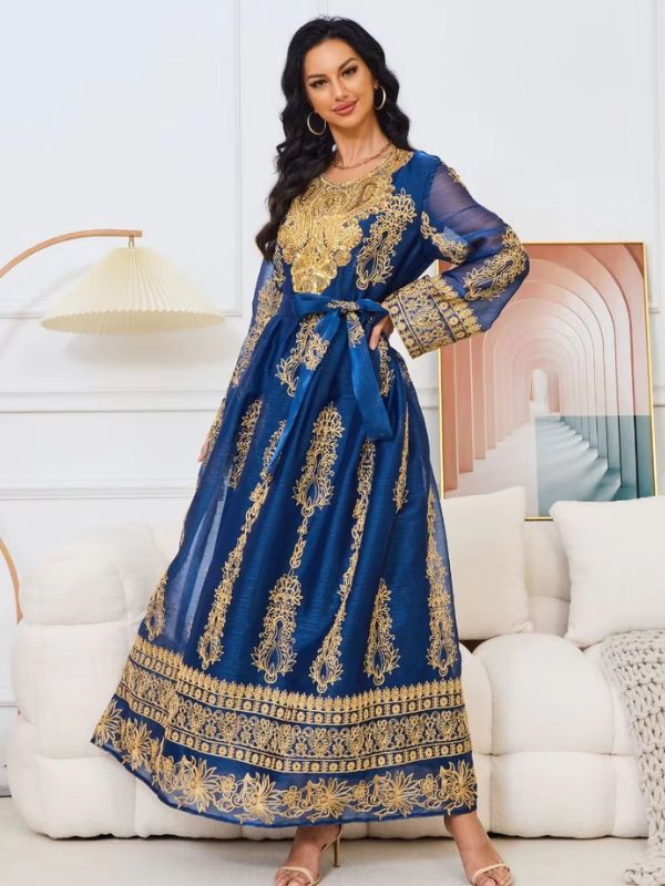 Femme en caftan de mariage bleu saphir