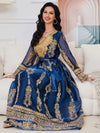 Femme porte un magnifique caftan de mariage de couleur bleu saphir