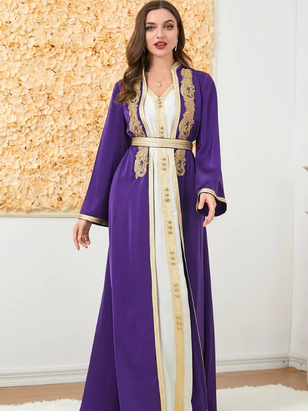 Une femme porte un caftan de mariage violet et de broderies décorées