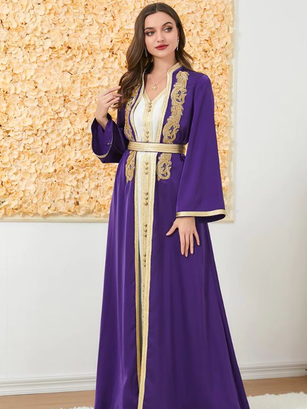 Une femme porte un caftan de mariage violet et de broderies décorées