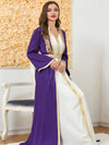 Une femme assise est habillée d&#39;un caftan violet