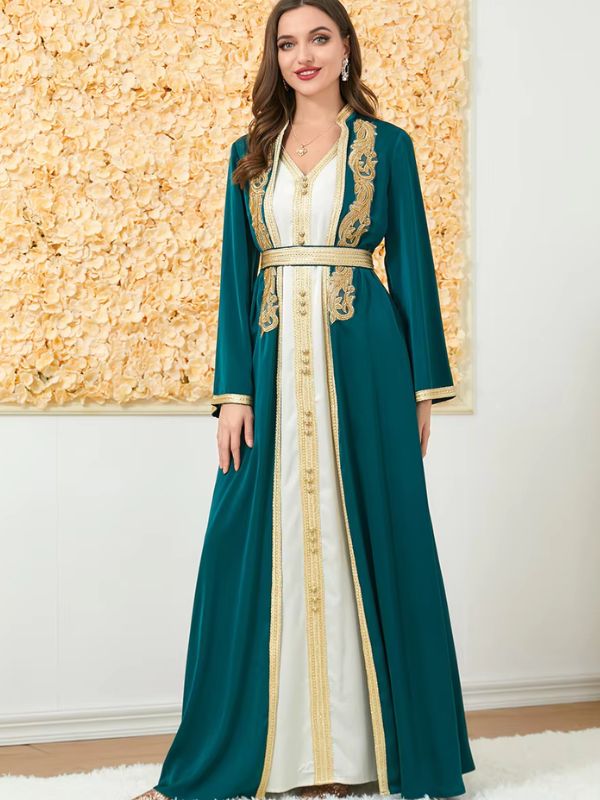 Une femme porte un magnifique caftan de mariage vert émeraude