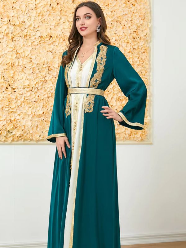 Une femme porte un magnifique caftan de mariage vert émeraude