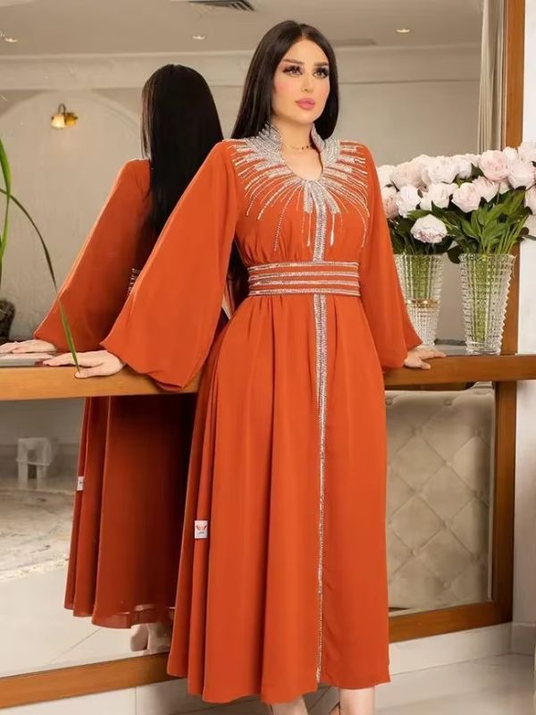 Une femme porte un caftan marocain de couleur orange
