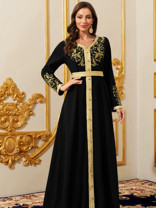 Femme portant un caftan marocain noir à broderies dorées arabesques sur le buste et les manches, galon boutonné et large ceinture assortie