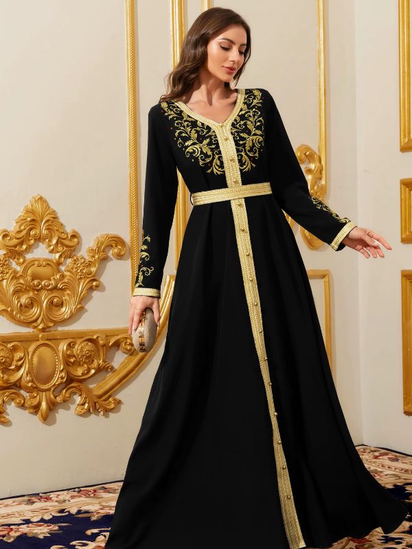 Femme portant un caftan marocain noir à arabesques sur le buste et les manches, galon boutonné 
