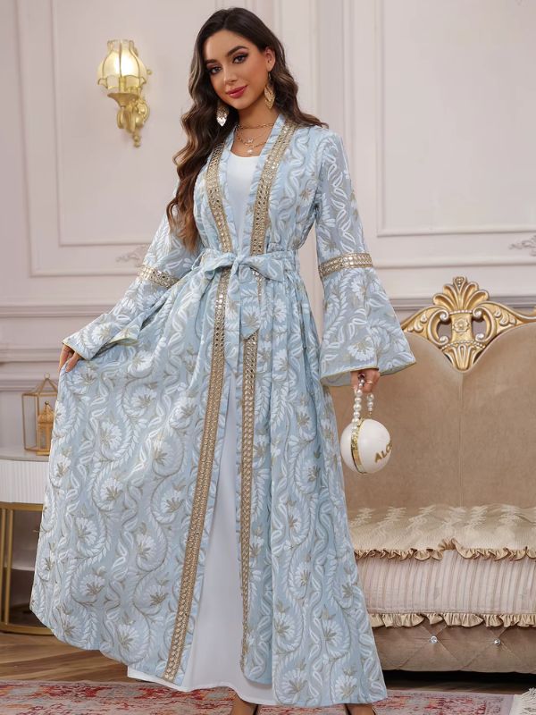 Une femme habillée d’un caftan marocain bleu ciel luxueux