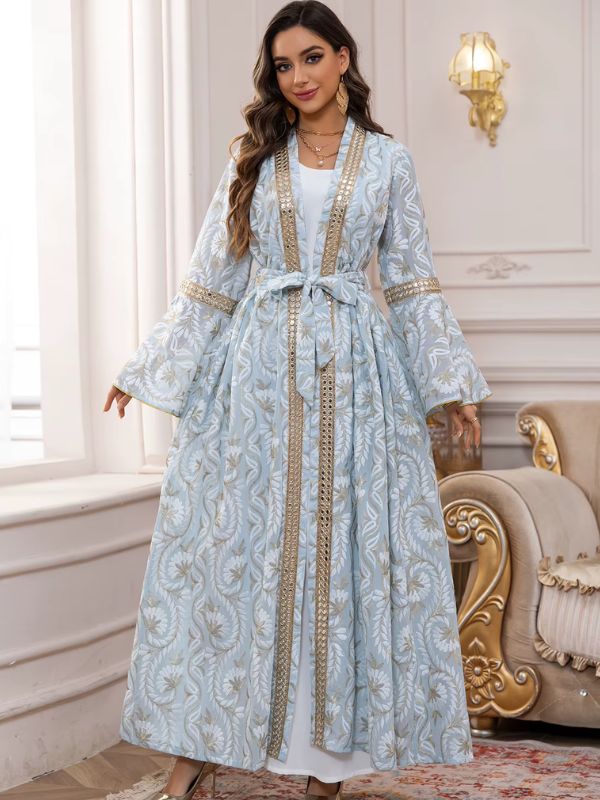 Une femme porte un caftan marocain bleu clair brodé