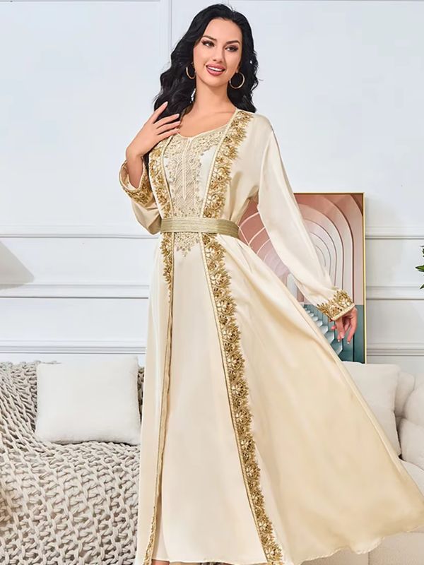 Une femme porte un caftan 