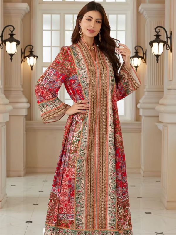 Caftan rouge à motifs cachemire et bordure ethnique, posture de la main sur la hanche