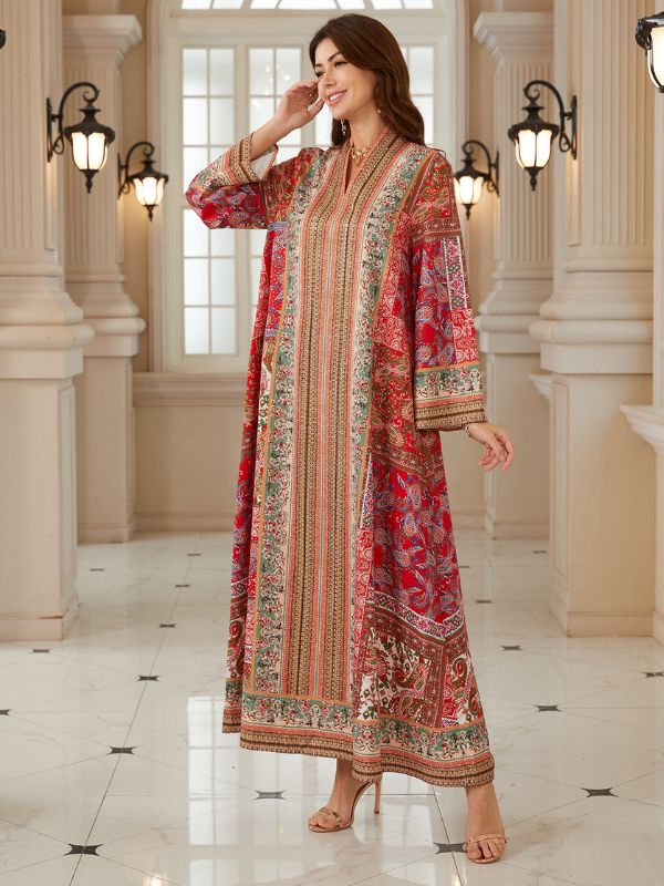Femme portant un caftan imprimé cachemire rouge et vert, encolure en V bordée de galon perlé